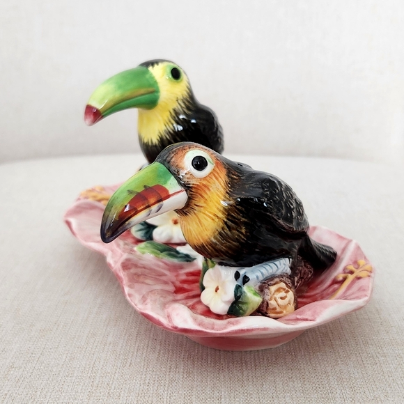 Corner Ruby Tropical Birds Ceramic Salt & Pepper Shaker Set on Tray - New - Picture 2 of 9